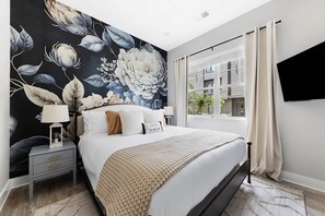 4 bedrooms, desk, iron/ironing board, travel cot - The Bluebell - Rooftop Lounge with Hot Tub! (Nashville)