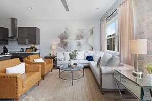 TV connectée, livres, espaces bureaux