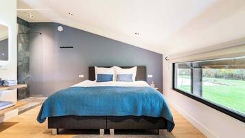 2 slaapkamers, een strijkplank/strijkijzer, reisbedje, beddengoed