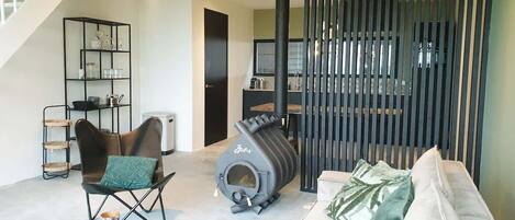 Een open haard en een kantoor