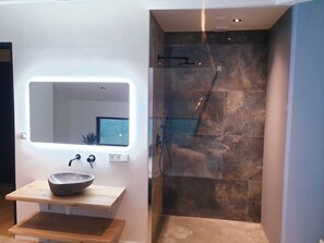 Dusche, Haartrockner, Handtücher