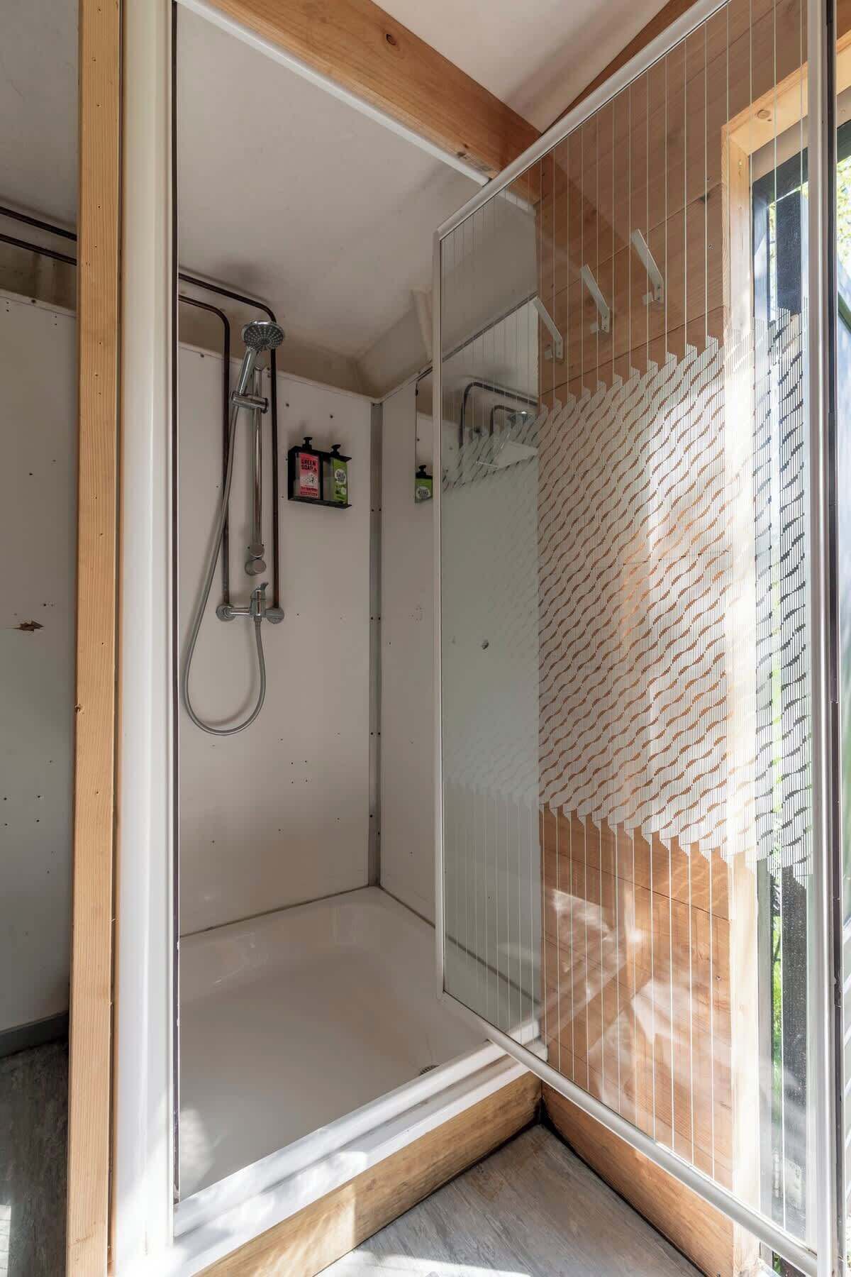 Douche, sèche-cheveux, serviettes fournies