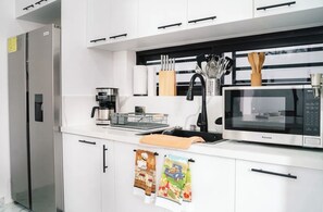 Refrigerador, microondas, horno y parrilla de estufa 
