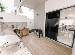 Eine moderne Küche mit Granit Arbeitsplatte, einem eingebauten Ofen und einem Gasherd.