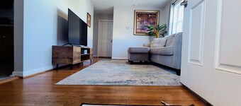 Cozy 2-bedroom apartment with WiFi, AC, walk to UK Campus/Hospital, near St. Joe
