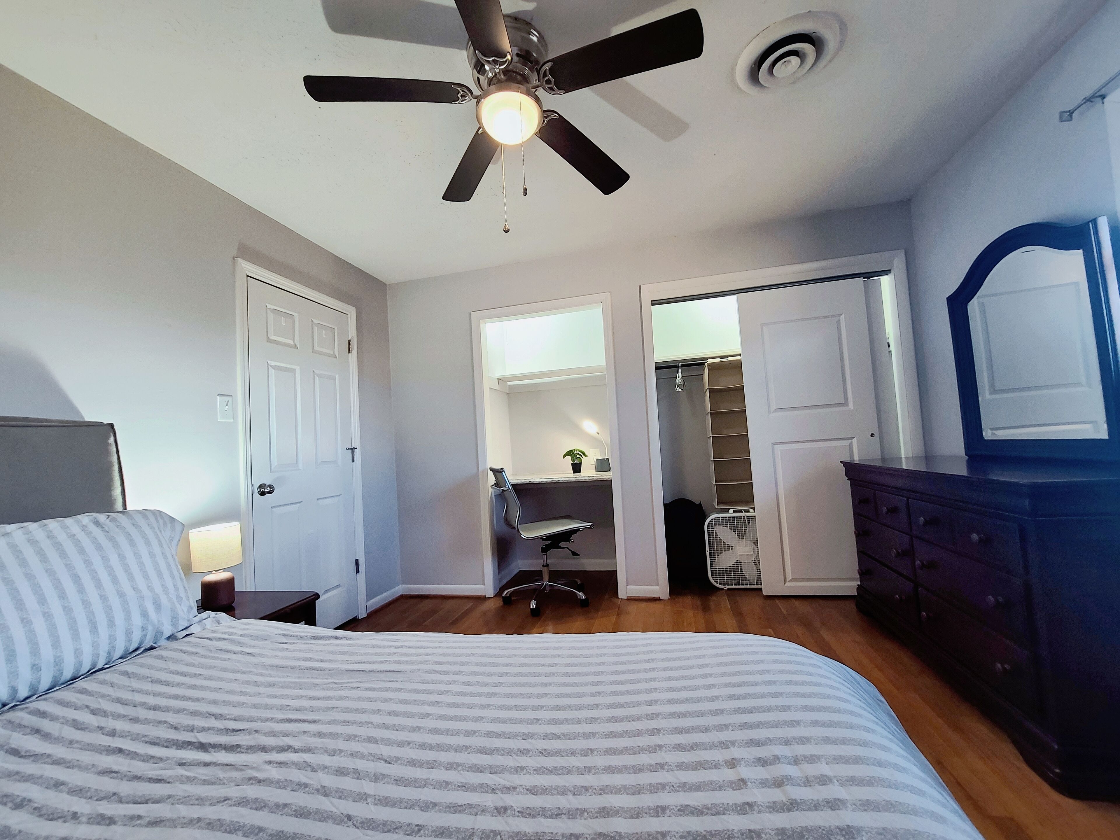 2 habitaciones, tabla de planchar con plancha, wifi y ropa de cama 