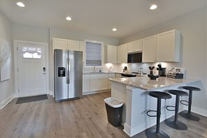 Kylskåp, mikrovågsugn, ugn och spishäll