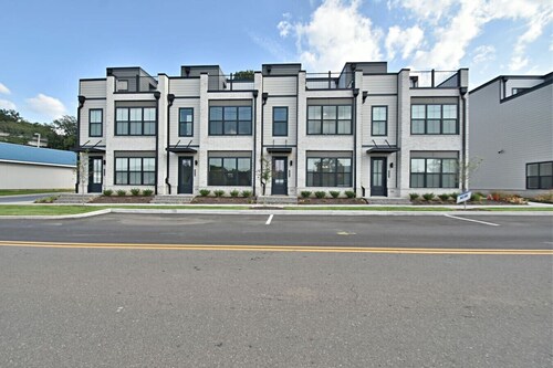 SoKno w/balcony & river view - 1 min to Sevier Ave