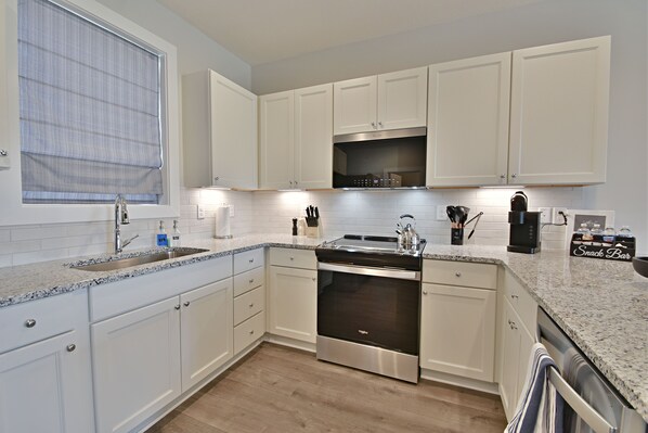 Fridge, oven, stovetop, dishwasher