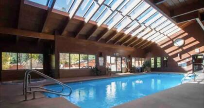 Amazing Views, hot tubs, pool, sauna and plenty of parking at cozy Frisco condo