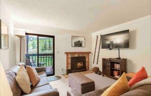 Smart-TV, Kamin, DVD-Player, Bücher