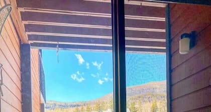 Amazing Views, hot tubs, pool, sauna and plenty of parking at cozy Frisco condo