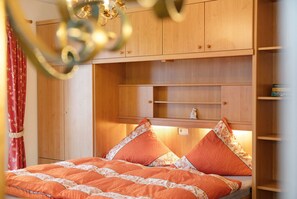 Free WiFi, bed sheets - Studio Apartment 'Gästehaus Arkadia - Ferienwohnung 3' with Mountain View, Balcony and Wi-Fi (Garmisch-Partenkirchen)