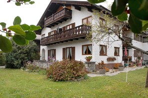 Exterior - Studio Apartment 'Gästehaus Arkadia - Ferienwohnung 3' with Mountain View, Balcony and Wi-Fi (Garmisch-Partenkirchen)