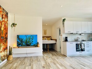 Ofen, Herdplatte, Wasserkocher mit Kaffee-/Teezubehör, Wasserkocher