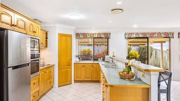 Een koelkast, een magnetron, een oven, een kookplaat