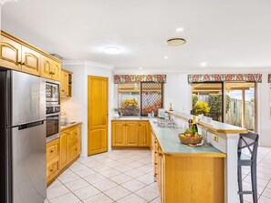 Køleskab, mikrobølgeovn, ovn, kogeplade