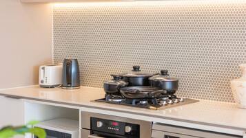 Lemari es, microwave, oven, dan kompor