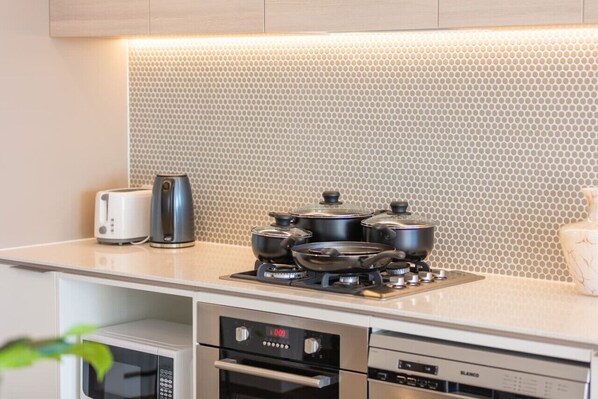 冷蔵庫、電子レンジ、オーブン、コンロ