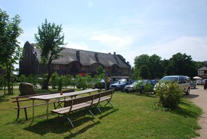 Outdoor dining - Holiday Apartment 'FeWo E1' with Shared Garden and Wi-Fi (Klocksin)