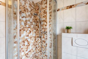 Dusche, Haartrockner, Handtücher