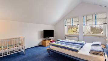 4 slaapkamers, een strijkplank/strijkijzer, gratis wifi, beddengoed