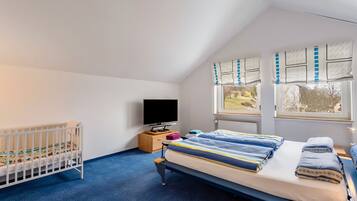 4 makuuhuonetta, silitysrauta/-lauta, ilmainen Wi-Fi, vuodevaatteet