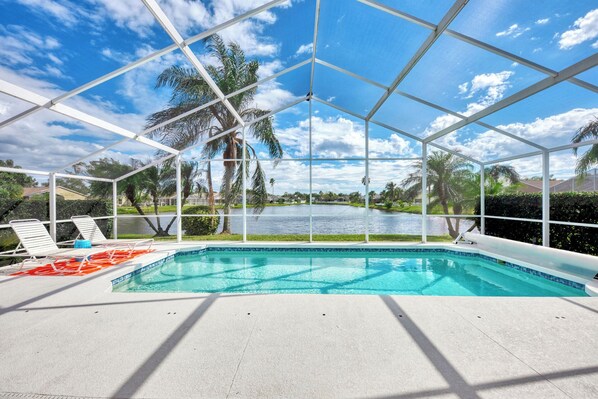 Una piscina al aire libre, una piscina climatizada