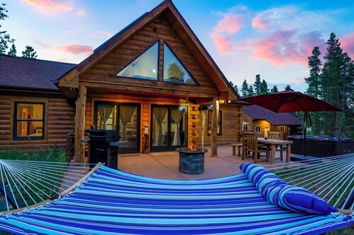 Cozy Log Cabin w/ Private Lake! Local State Park in Back Yard! Jacuzzi & Sauna!