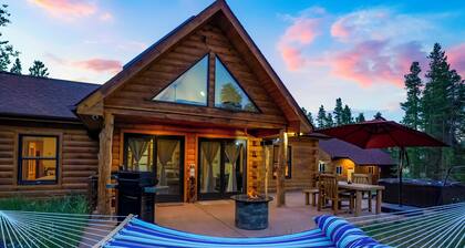 Cozy Log Cabin w/ Private Lake! Local State Park in Back Yard! Jacuzzi & Sauna!