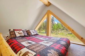 2 bedrooms, desk, travel cot, free WiFi - Cozy Log Cabin w/ Private Lake & State Park Access! Jacuzzi, Sauna, Kayaks! (Black Hawk)