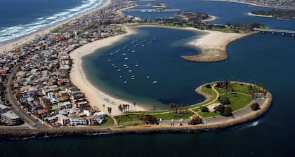 Water View Penthouse just 1 House to Bay!