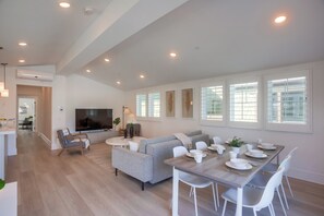 Dining - Water View Penthouse just 1 House to Bay! (San Diego)
