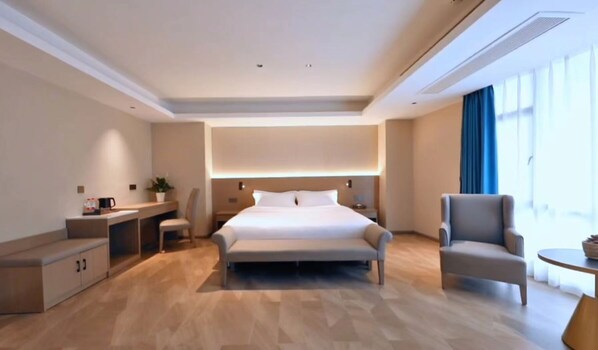 Minibar, desk, laptop workspace, iron/ironing board - Wassim Hotel Fushun Yantan (Zigong)