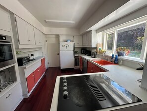 雪櫃、微波爐、焗爐、爐具