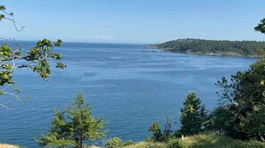 Sèche-cheveux, serviettes fournies, savon, papier toilette