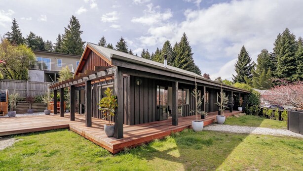 Exterior - Scenic Wanaka House with Mountain Views (Wanaka)