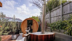 Spa - Scenic Wanaka House with Mountain Views (Wanaka)