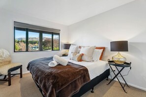 3 bedrooms, iron/ironing board, WiFi - Mt Roy Views Summary: (Wanaka)