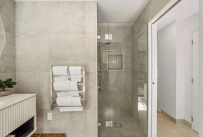 Shower, hair dryer, towels - Mt Roy Views Summary: (Wanaka)