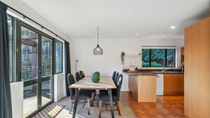 Dining - Scenic Wanaka House with Mountain Views (Wanaka)