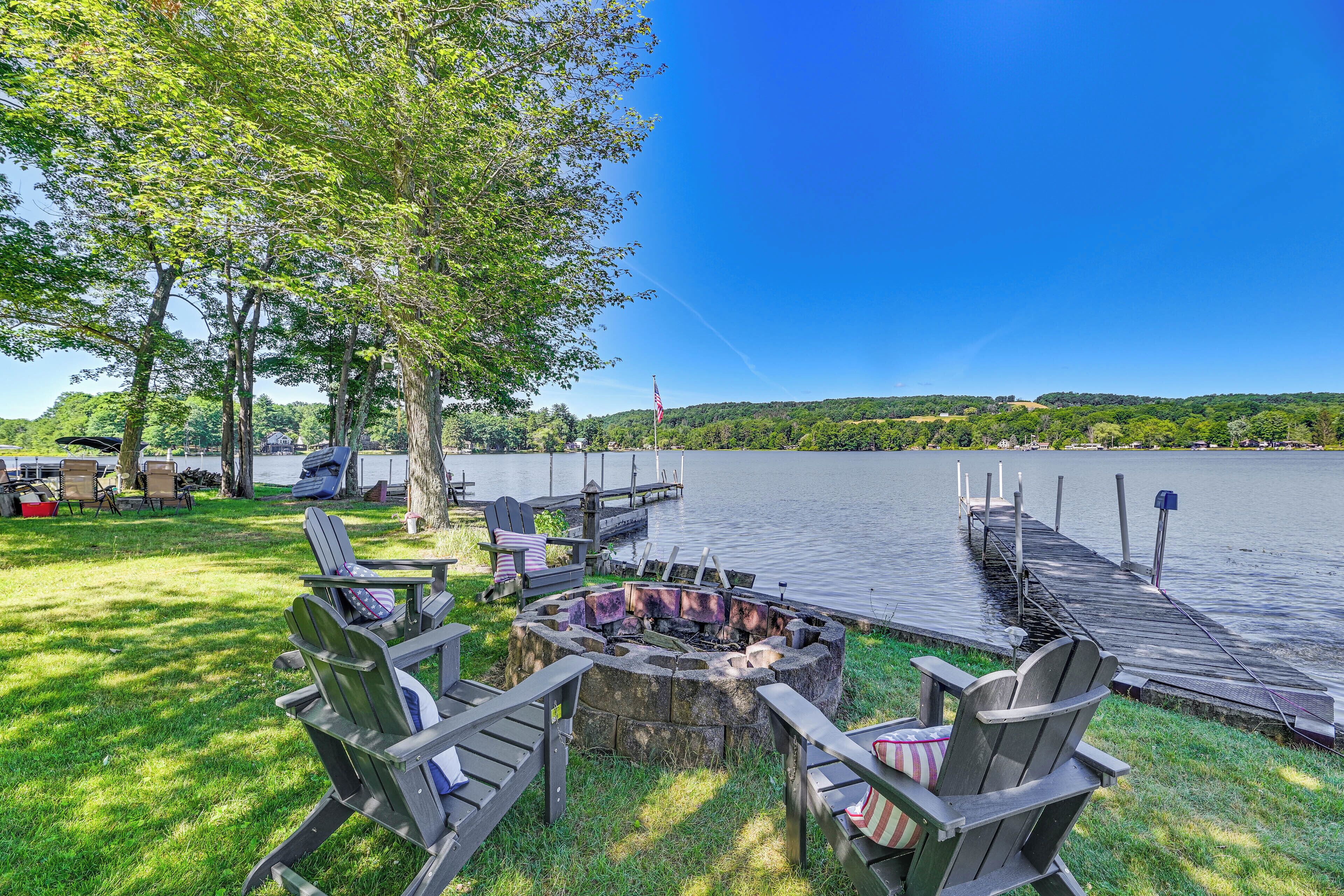 Cottage on Lamoka Lake w/ Deck, Grill & 3 Kayaks