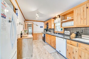 Fridge, microwave, oven, stovetop - Cottage on Lamoka Lake w/ Deck, Grill & 3 Kayaks (Bradford)