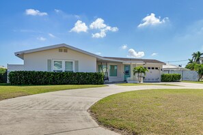 A single-story house with a front porch, a driveway, and a well-maintained lawn. - Private Fishing Dock: Waterfront Palmetto Home! (Palmetto)
