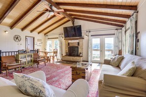 TV, fireplace