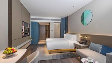 Quarto solteiro sênior, vista para a cidade | Camas com colchões pillow-top, cortinas blackout, quartos à prova de som