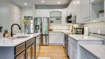 Fridge, microwave, stovetop, dishwasher