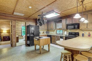 Fridge, microwave, stovetop, dishwasher - Pet-Friendly Ehrhardt Home w/ Private Pond & Yard! (Ehrhardt)