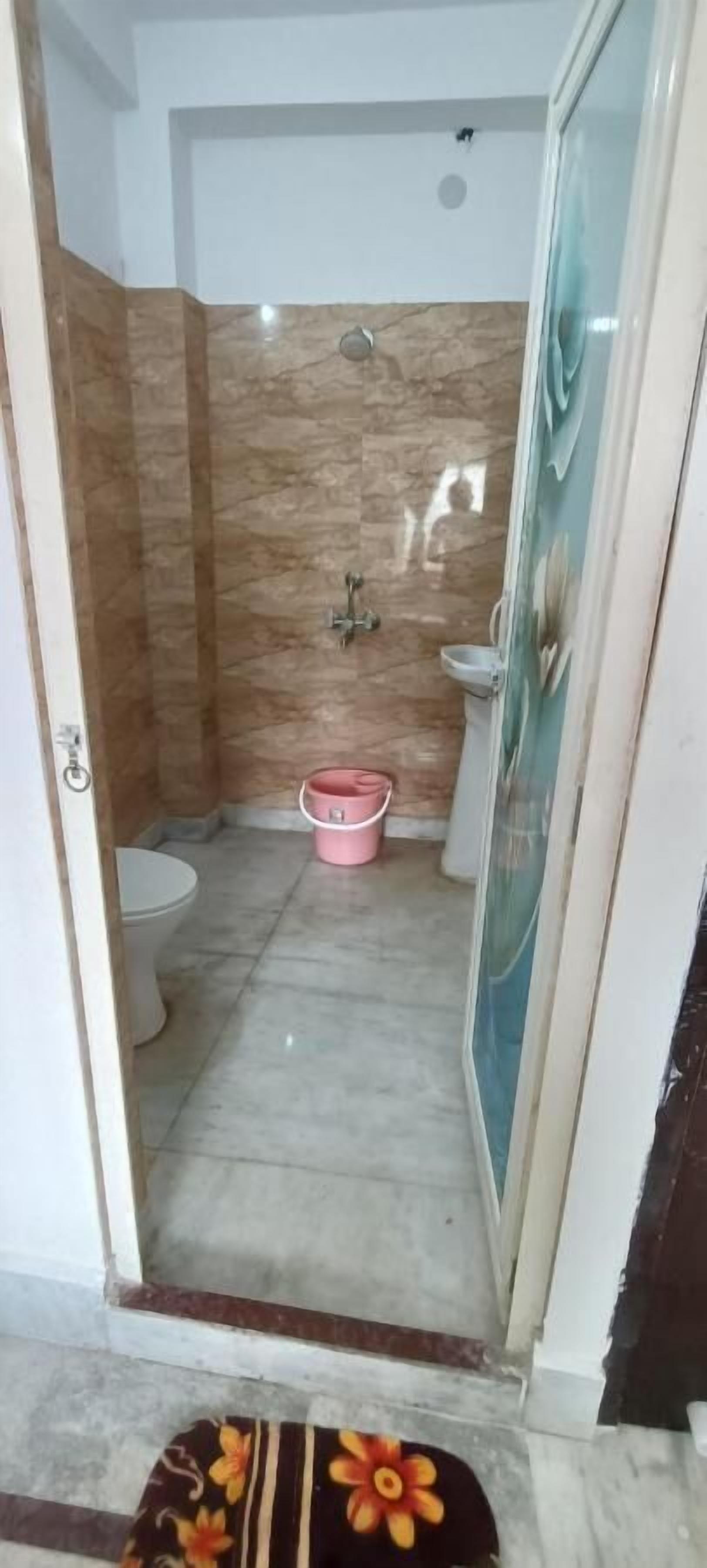 Ducha, artículos de tocador gratuitos, toallas, papel higiénico