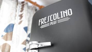 En sort kuffert med teksten 'FRESCOLINO PLUS' og et metalhåndtag.